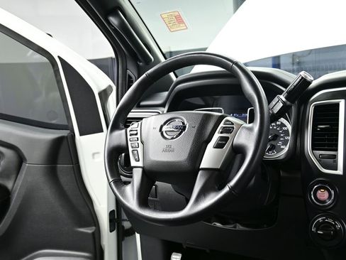 Used 2019 Nissan Titan SV w/ SV Convenience Package image 4