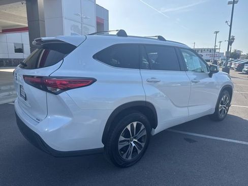 Used 2022 Toyota Highlander XLE FWD image 6