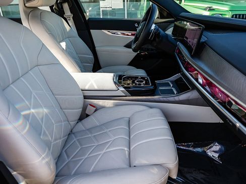 Used 2026 BMW 750e xDrive image 17