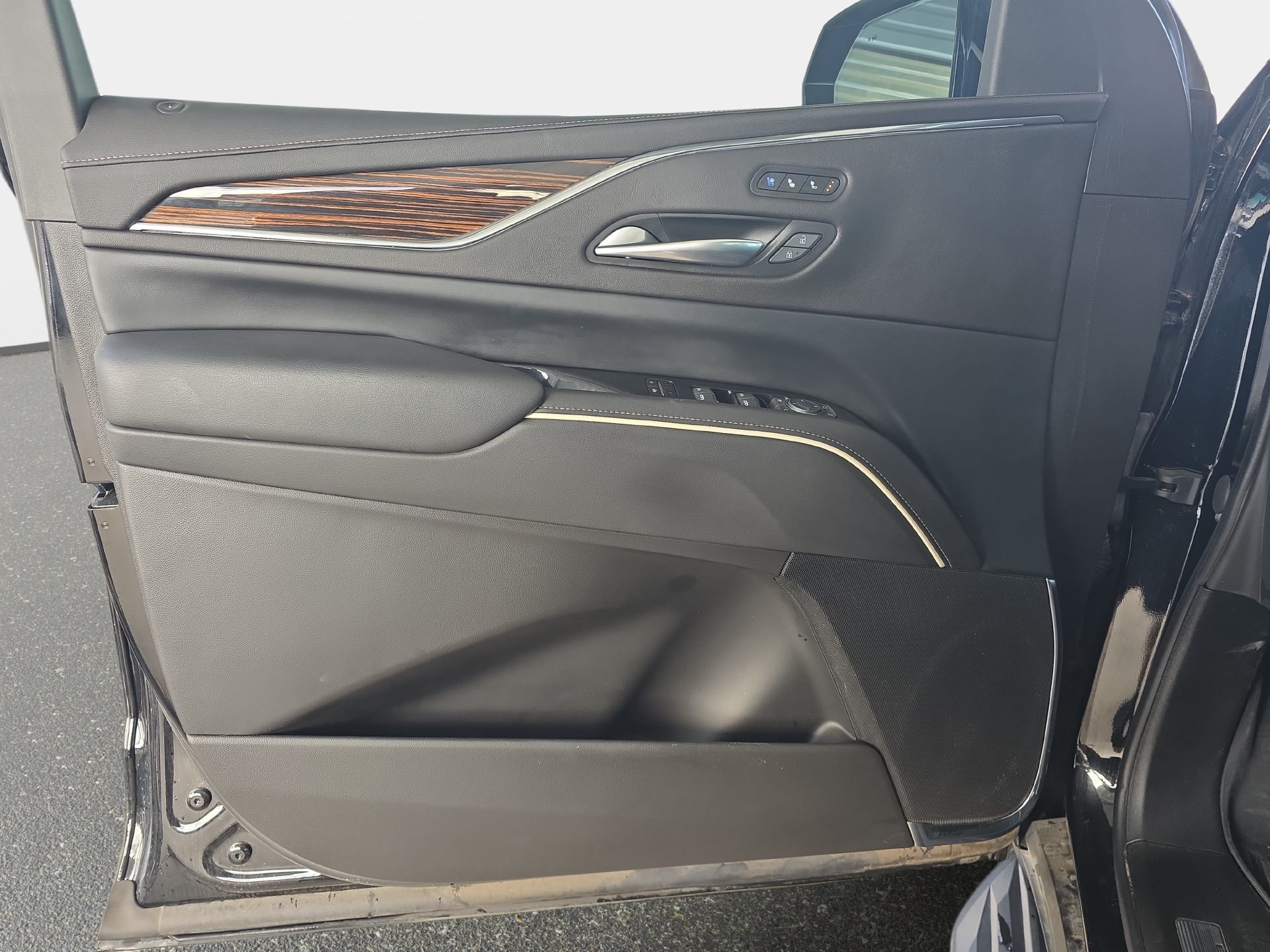 Used 2024 Cadillac Escalade Premium Luxury RWD image 26