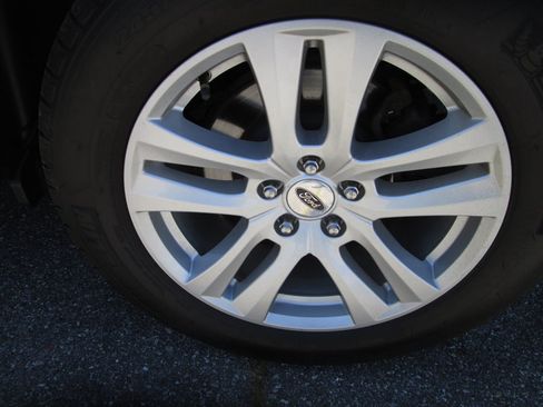 Used 2019 Ford Explorer XLT w/ Equipment Group 202A AWD/4WD image 17