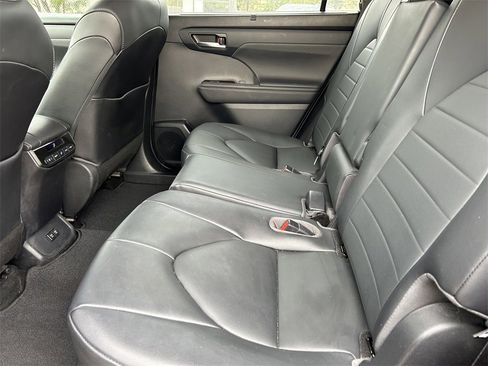 Used 2020 Toyota Highlander XLE image 17