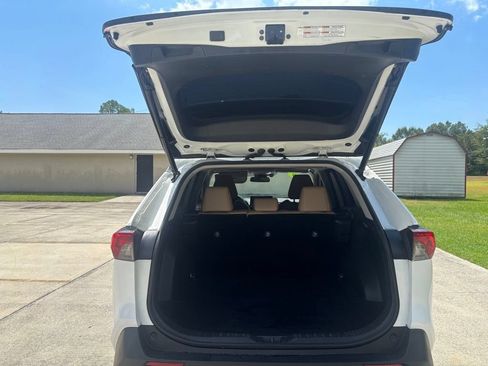 Used 2020 Toyota RAV4 XLE Premium FWD image 16