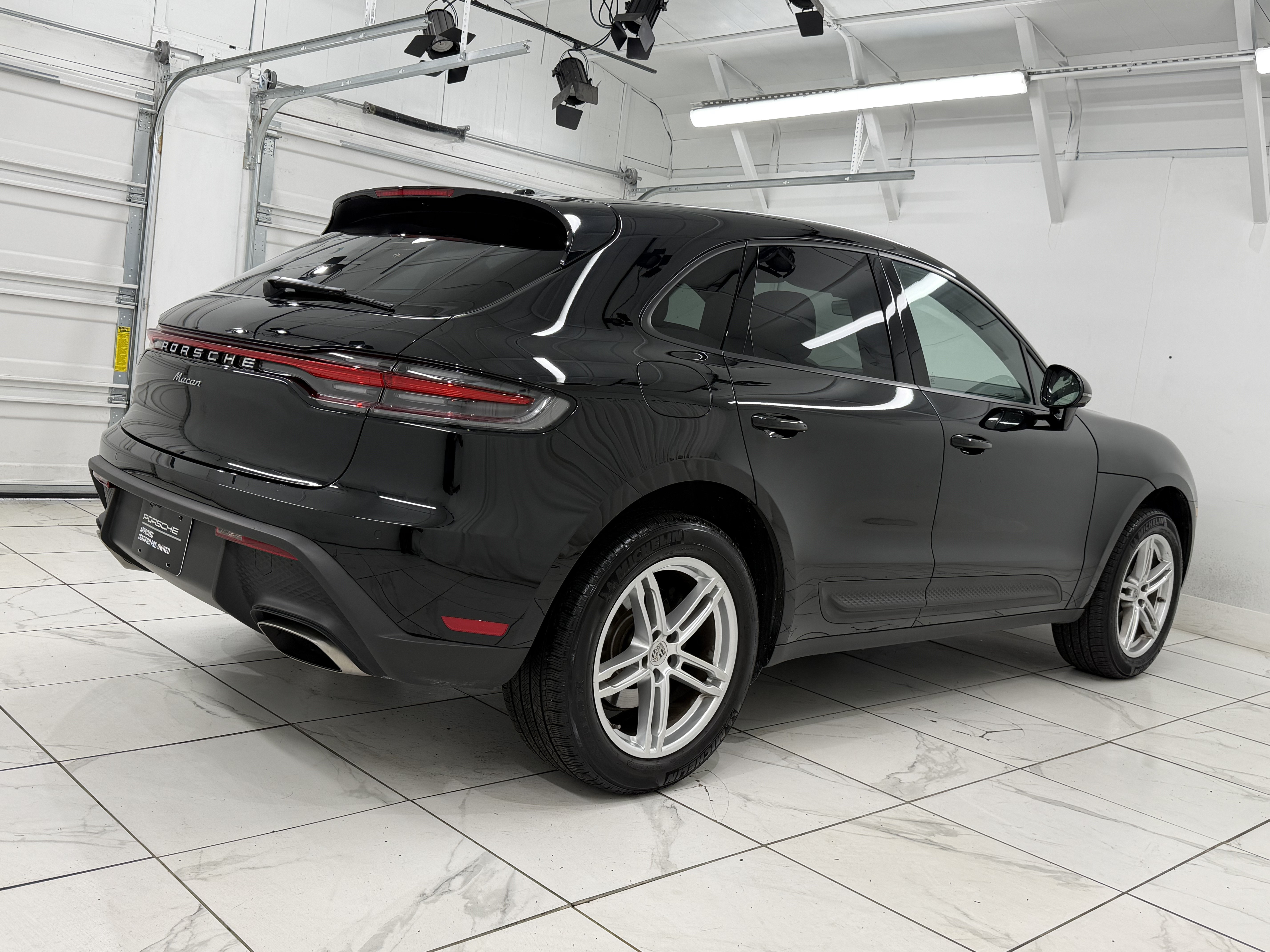 Used 2025 Porsche Macan AWD/4WD image 11