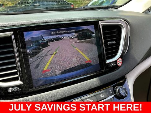 Used 2024 Chrysler Pacifica Touring-L FWD image 18