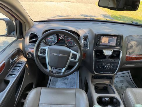 Used 2013 Chrysler Town & Country Touring-L w/ Entertainment Group #2 FWD image 34