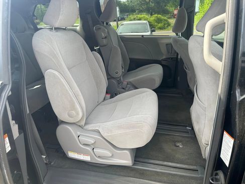Used 2017 Toyota Sienna LE image 22