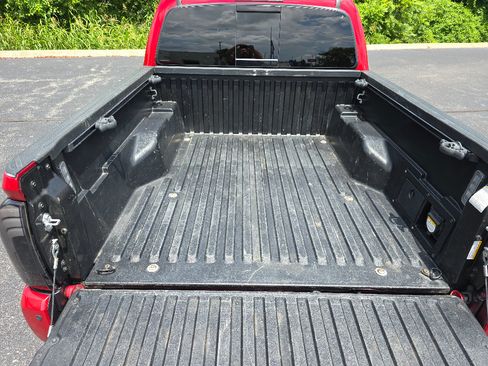 Used 2021 Toyota Tacoma TRD Off-Road w/ Technology Package AWD/4WD image 15