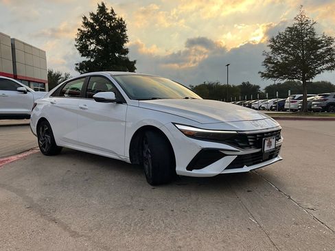 Used 2025 Hyundai Elantra Limited image 5