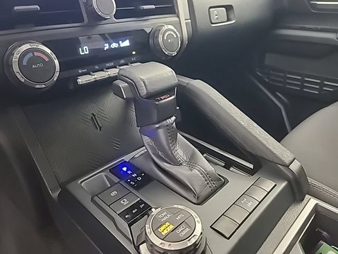 Used 2025 Toyota Tacoma TRD Off-Road AWD/4WD image 40