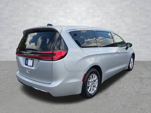 Used 2023 Chrysler Pacifica Touring-L FWD image 5