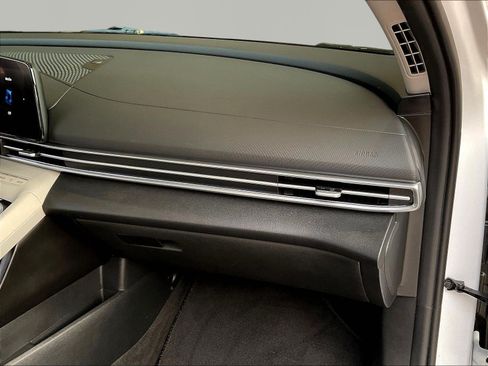 Used 2024 Hyundai Elantra Limited FWD image 25