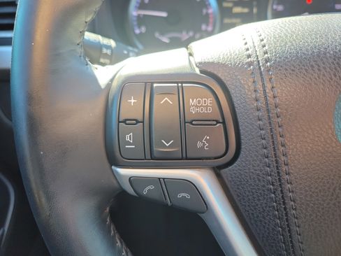 Used 2017 Toyota Highlander LE image 33