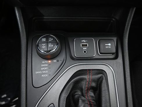 Used 2019 Jeep Cherokee Trailhawk image 32