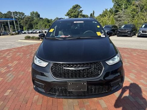 Used 2025 Chrysler Pacifica Limited FWD image 25