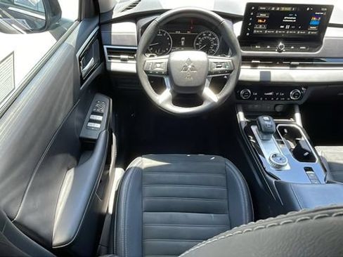 Used 2025 Mitsubishi Outlander SE AWD/4WD image 13