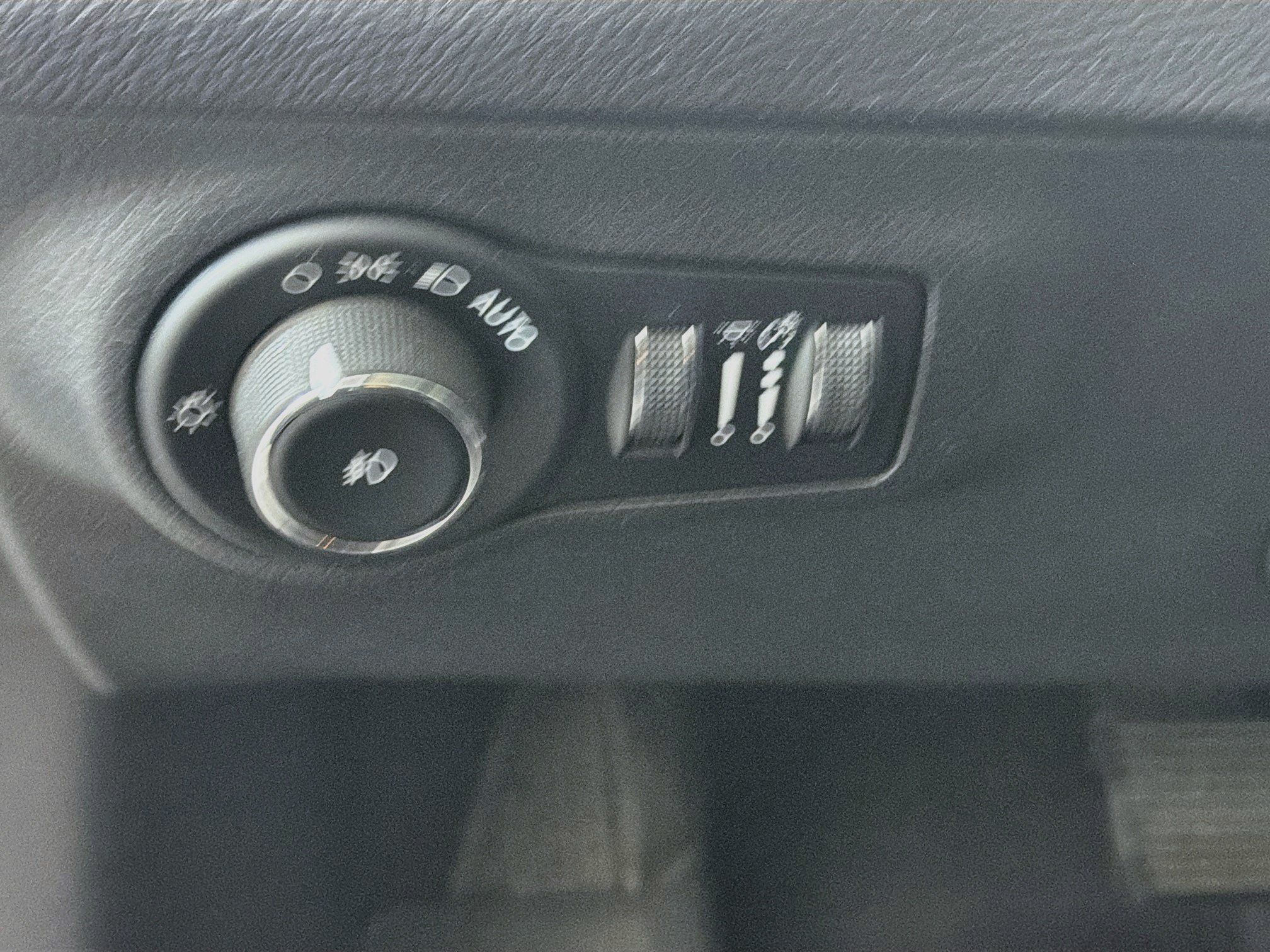 Used 2018 Jeep Compass Latitude w/ Popular Equipment Group FWD image 16