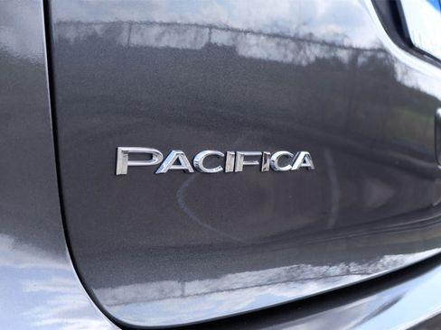 Used 2020 Chrysler Pacifica Touring-L w/ Tire & Wheel Group image 7