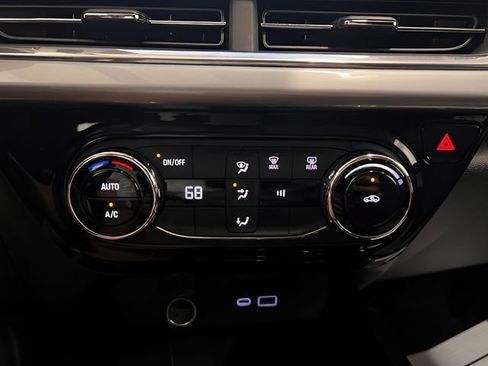 Certified 2025 Chevrolet Trax LT FWD image 22