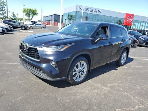 Used 2020 Toyota Highlander Limited AWD/4WD image 2