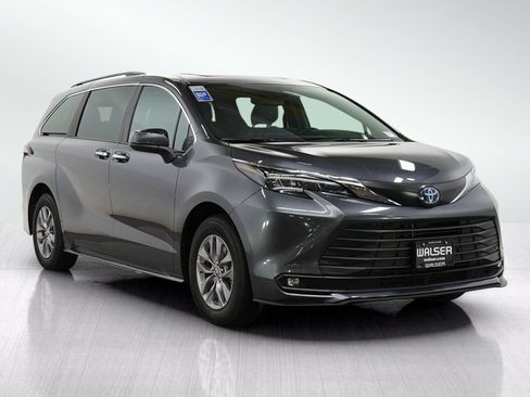 Used 2025 Toyota Sienna XLE AWD/4WD image 8