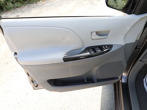 Used 2011 Toyota Sienna LE image 16