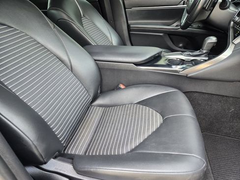 Used 2018 Toyota Camry SE w/ Convenience Package image 9