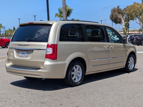 Used 2011 Chrysler Town & Country Touring FWD image 14