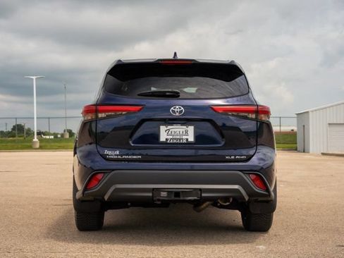 Used 2022 Toyota Highlander XLE AWD/4WD image 6