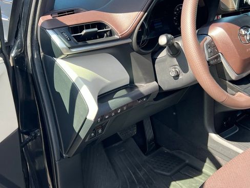 Certified 2024 Toyota Sienna Platinum image 11