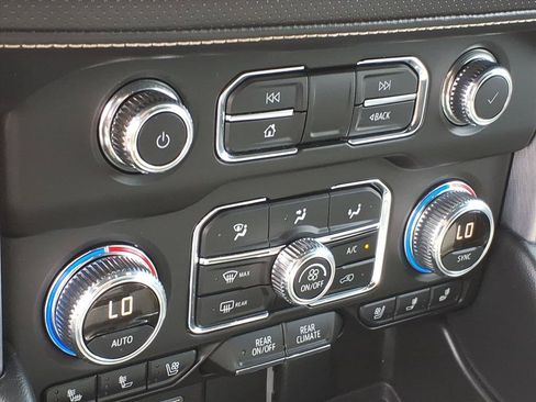 Used 2022 GMC Yukon SLT w/ SLT Premium Package AWD/4WD image 32