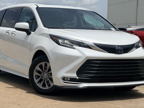 Used 2023 Toyota Sienna XLE FWD image 2