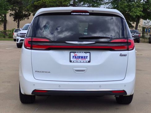Used 2023 Chrysler Pacifica Touring-L FWD image 5