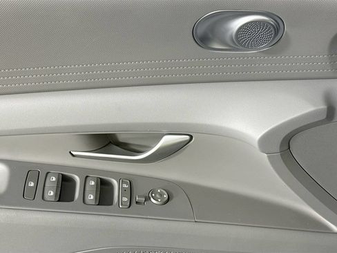 Certified 2025 Hyundai Elantra SE FWD image 22