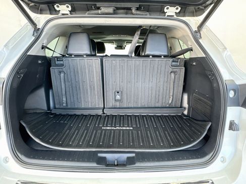 Used 2020 Toyota Highlander XLE AWD/4WD image 18