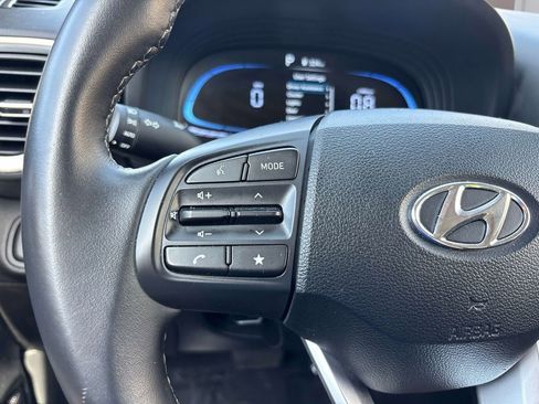 Used 2025 Hyundai Venue SEL FWD image 18