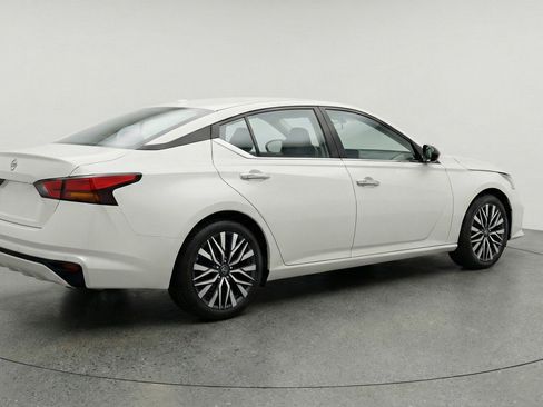 Used 2025 Nissan Altima 2.5 SV FWD image 9