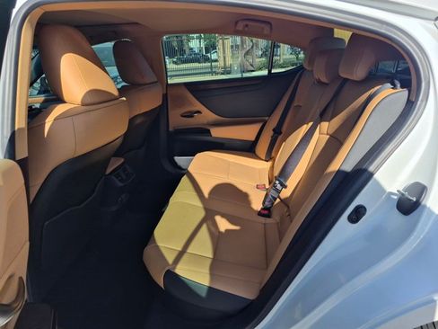 Used 2025 Lexus ES 300h w/ Premium Package FWD image 14