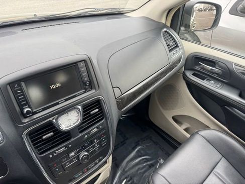 Used 2015 Chrysler Town & Country Touring image 22
