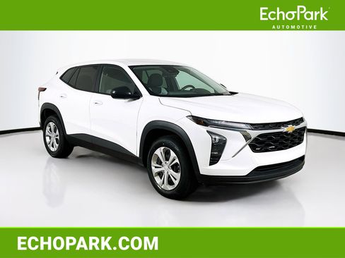 Used 2025 Chevrolet Trax LS FWD image 1