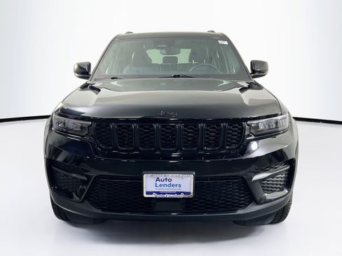 Used 2023 Jeep Grand Cherokee Altitude image 2