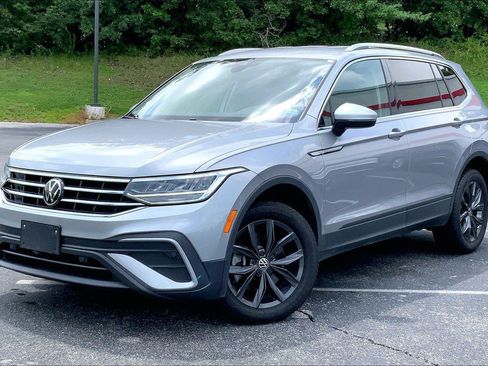 Used 2024 Volkswagen Tiguan SE AWD/4WD image 1