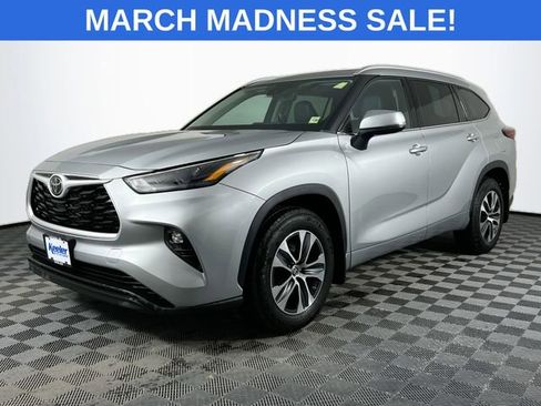 Used 2022 Toyota Highlander XLE image 2