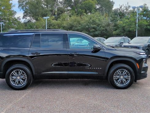 Used 2025 Chevrolet Traverse LT image 4