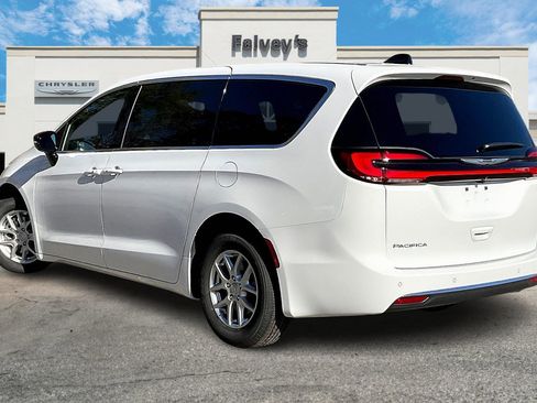 New 2026 Chrysler Pacifica Select image 3