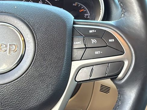 Used 2019 Jeep Grand Cherokee Laredo w/ 18" Wheel & 8.4" Radio Group AWD/4WD image 32