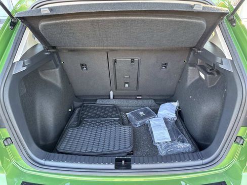 Certified 2025 Volkswagen Taos SE w/ Panoramic Sunroof Package FWD image 5