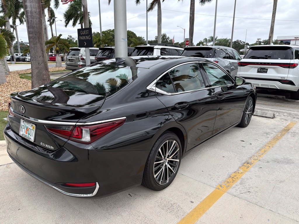 Used 2025 Lexus ES 300h w/ Premium Package FWD image 10