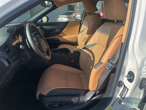 Used 2025 Lexus ES 300h w/ Luxury Package image 11