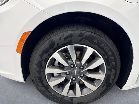 Used 2024 Chrysler Pacifica Limited FWD image 26